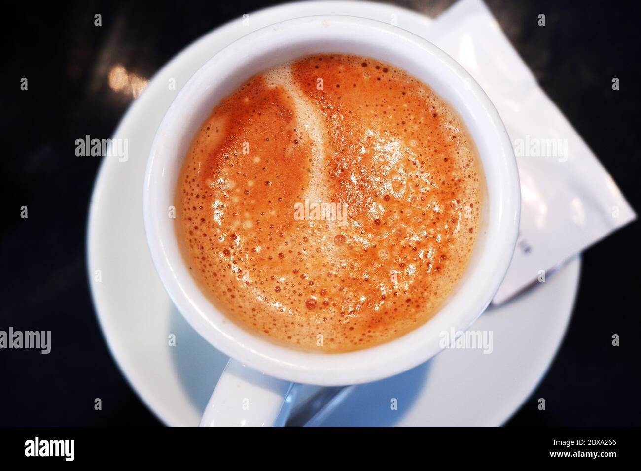 tasse à café avec montée en vapeur. Tasse de café chaud Espresso. Faire revenir une tasse de boisson chaude à la vapeur Banque D'Images