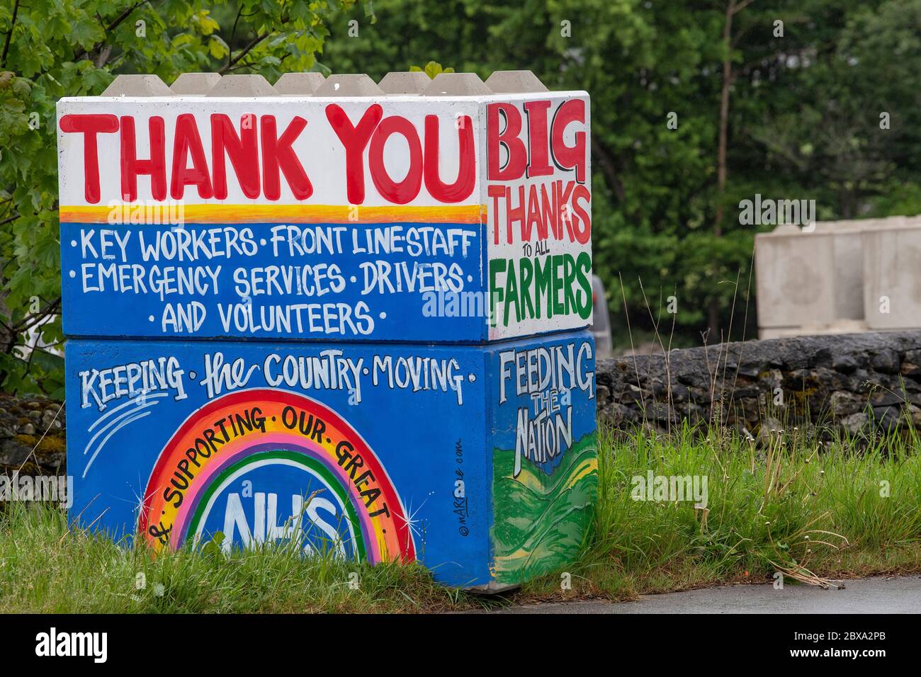 Message peint sur des blocs de béton remerciant les principaux travailleurs lors de la pandémie Corona Covid-19 au Royaume-Uni. Yorkshire du Nord. Banque D'Images