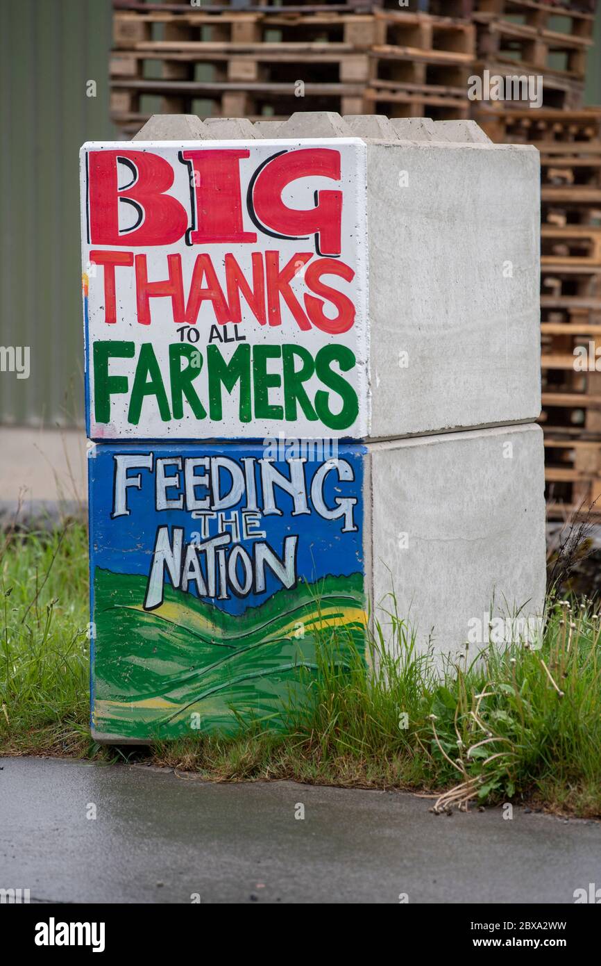 Message peint sur des blocs de béton remerciant les principaux travailleurs lors de la pandémie Corona Covid-19 au Royaume-Uni. Yorkshire du Nord. Banque D'Images