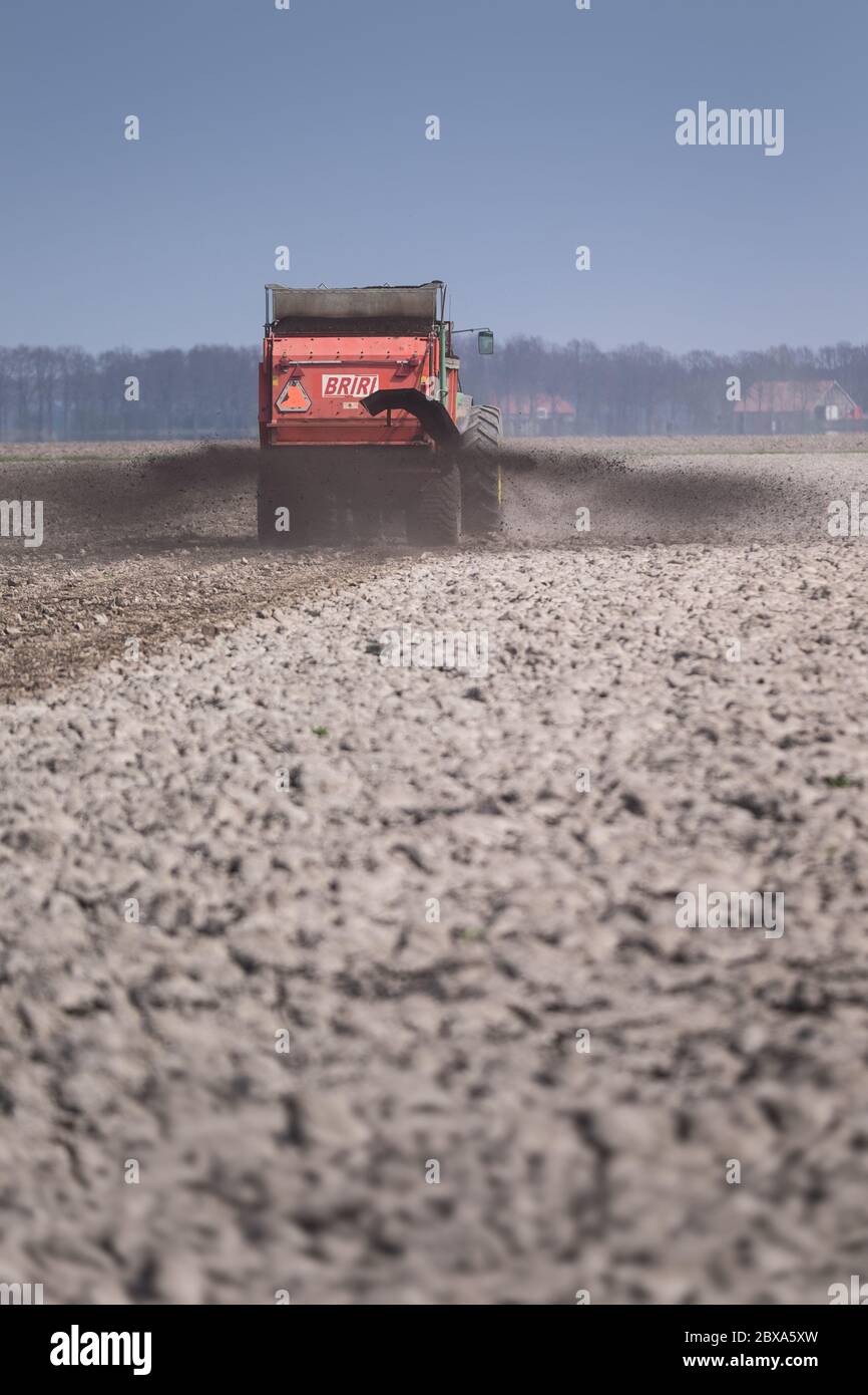 Tracteur épanlant des engrais dans un champ aux pays-Bas Banque D'Images