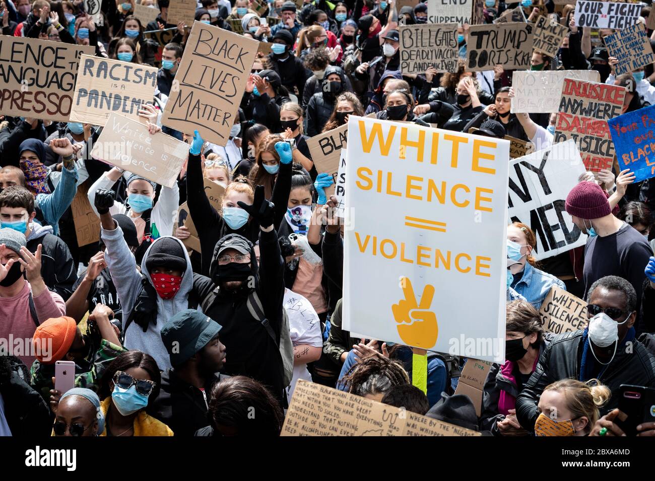 Manchester, Royaume-Uni. 06e juin 2020. Des milliers de personnes se tournent vers une démonstration de Black Lives Matter à Piccadilly Gardens. Des manifestations ont été organisées dans le monde entier après la mort de George Floyd, mort en détention policière en Amérique la semaine dernière. Credit: Andy Barton/Alay Live News Banque D'Images