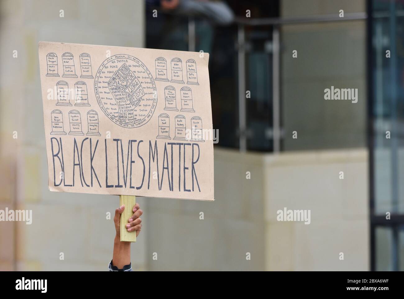 Une bannière de protestation Black Lives Matter lors d'une manifestation pacifique contre le racisme britannique le 6 2020 juin à Swindon, Wiltshire Banque D'Images