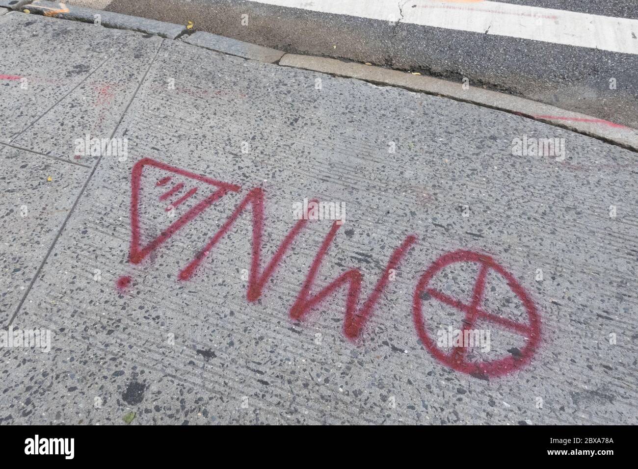 Graffiti de l'ordre du monde peint sur un trottoir de la ville de New York, États-Unis Banque D'Images