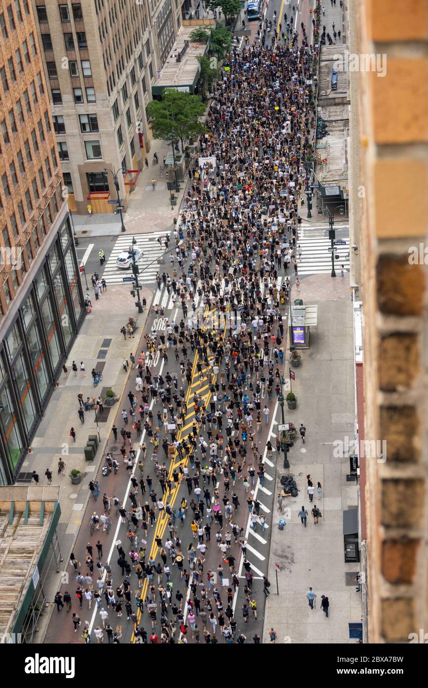 Des milliers de personnes défilent à New York pour protester contre la mort de George Floyd, le 5 juin 2020, aux États-Unis Banque D'Images