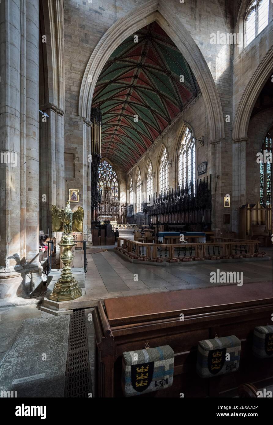 L'intérieur de l'église Saint-Botolph à Boston est baigné de soleil par des fenêtres qui mettent en valeur la lutronne de couleur or et jettent une ombre en forme d'aigle sur le mur. Banque D'Images