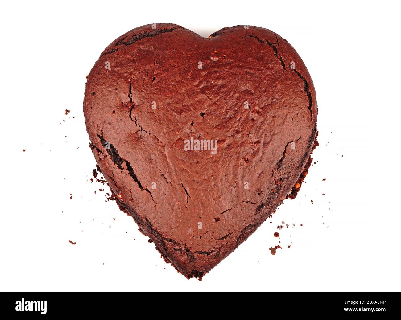 Fond de gâteau éponge cacao en forme de coeur sur fond blanc Banque D'Images