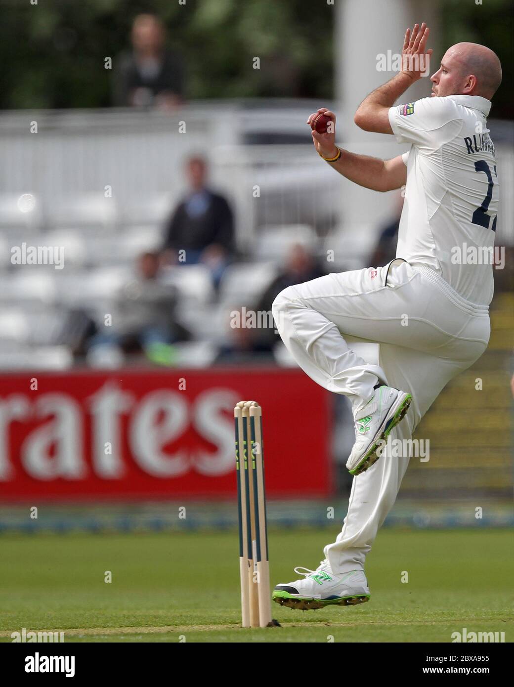 CHESTER LE STREET, ANGLETERRE - Chris Rushworth de Durham s'est faubouré lors du match de championnat du comté entre Durham et Yorkshire à l'Emirates Riverside, Chester le Street, comté de Durham, le dimanche 4 mai 2014 (Credit: Mark Fletcher | MI News) Banque D'Images