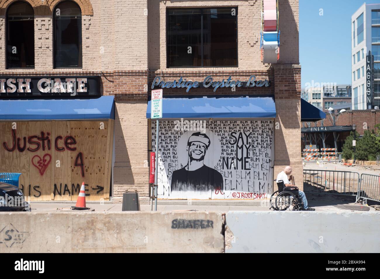 Hommage à George Floyd « dites mon nom », Lagoon Avenue, Uptown Minneapolis, le chemin des manifestations pacifiques et violentes. Banque D'Images