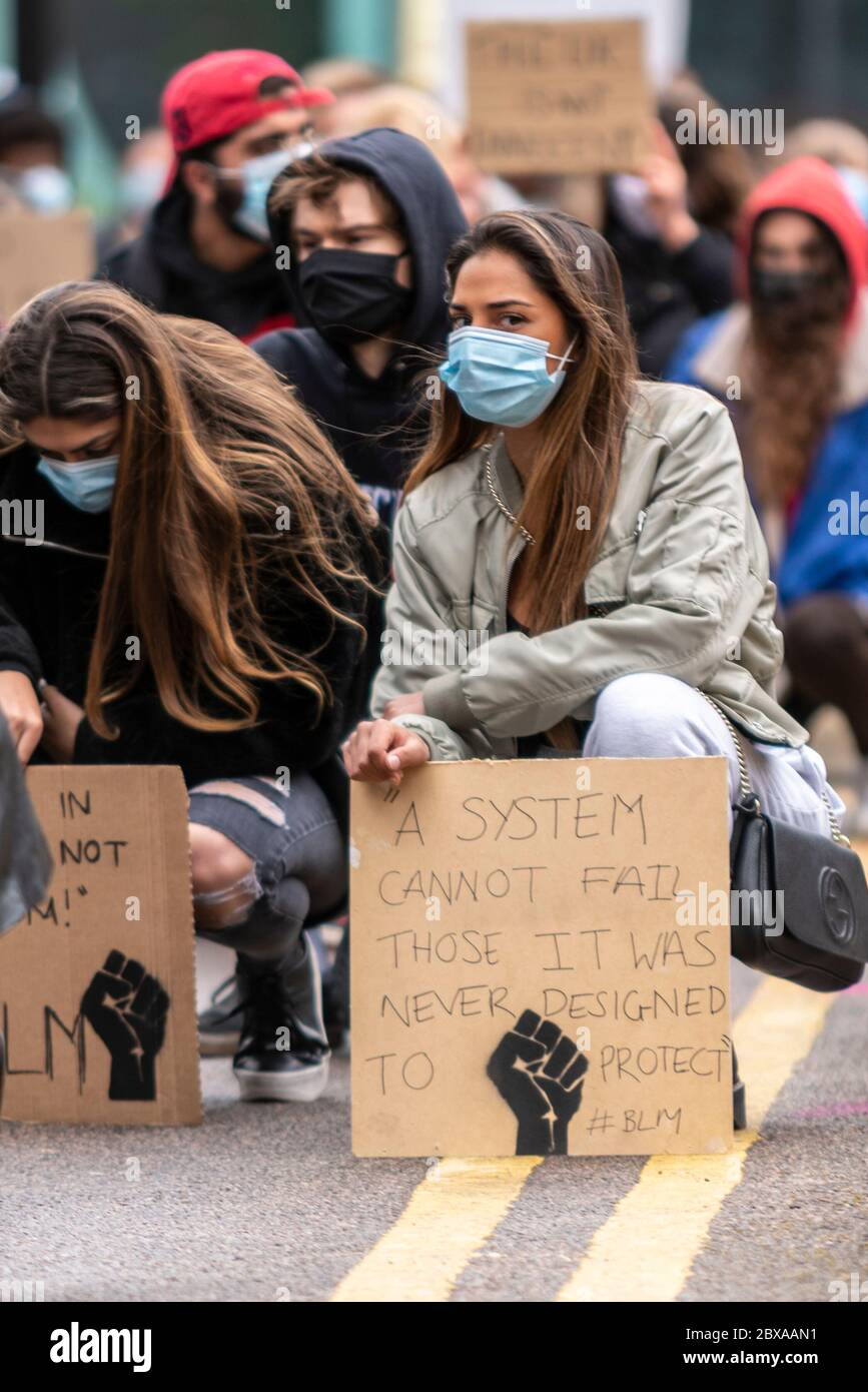 The Forum, Southend on Sea, Essex, Royaume-Uni. 6 juin 2020. Des manifestants se sont rassemblés devant le centre universitaire du Forum à Southend on Sea pour manifester contre la mort de George Floyd aux mains de la police américaine et contre le racisme en général. Les manifestants sont restés socialement éloignés et portaient des masques. Ils ont effectué un «pétrel-in» pendant neuf minutes Banque D'Images