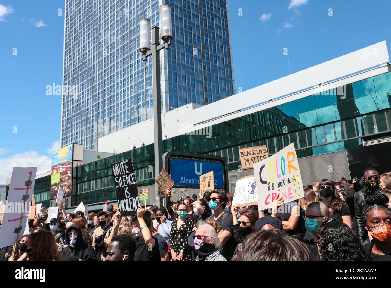 Des foules de manifestants avec des pancartes antiracistes à Black Lives ont des protestations importantes sur Alexanderplatz Berlin, Allemagne, après la mort de George Floyd. Banque D'Images