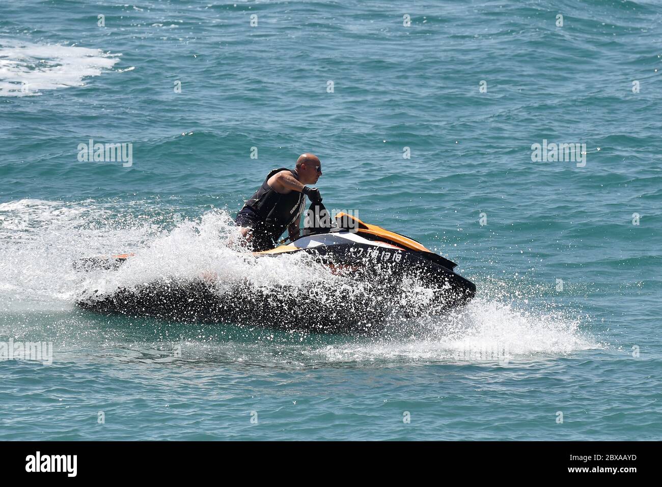 Vendrell, Tarragone, Espagne. 10 avril 2020. Un homme aime le jet ski sur  la plage de El Roc de Sant Gaieta à Roda de BÃ¨ra, Tarragone, Espagne  pendant la phase deux de