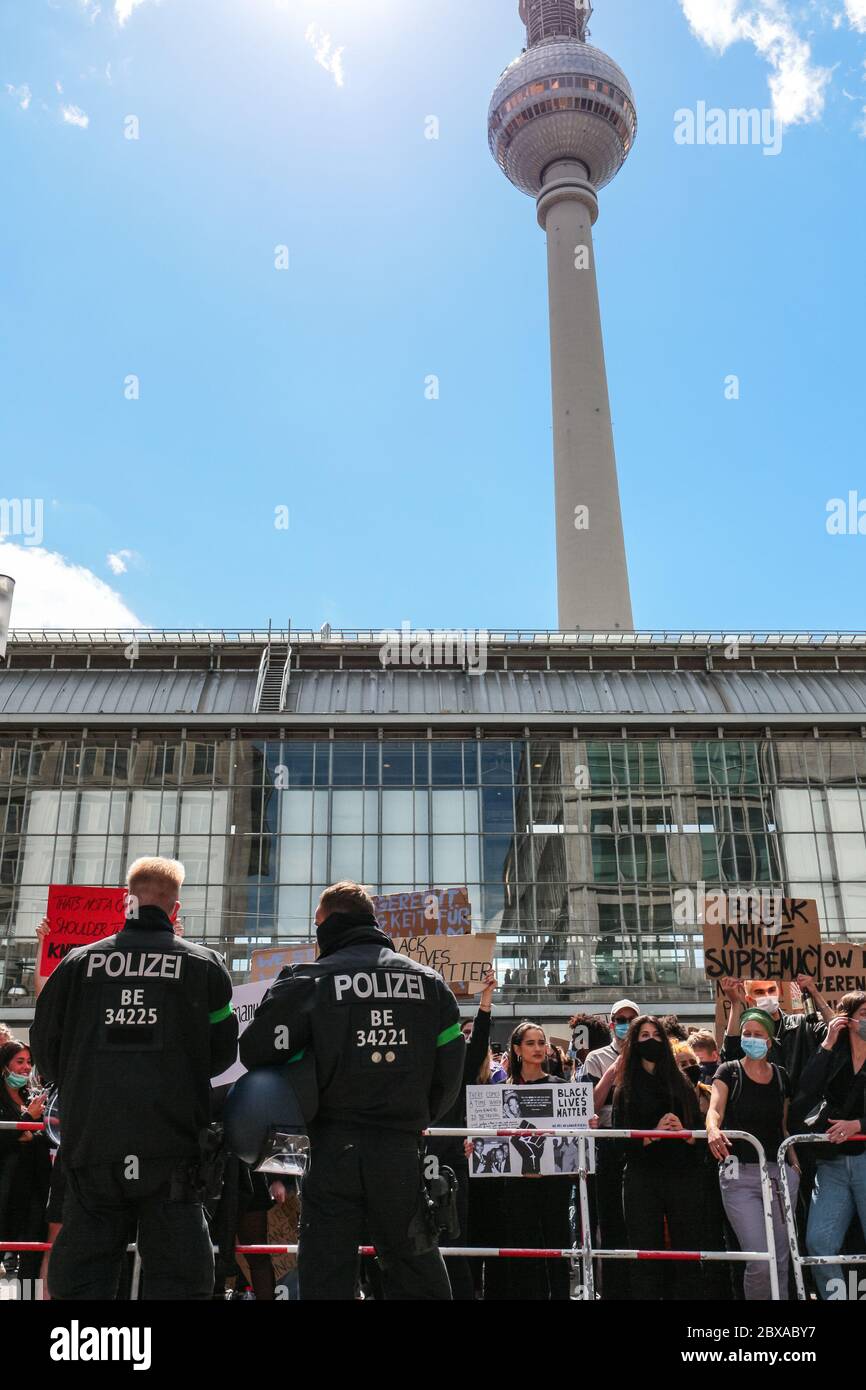 La police et les manifestants allemands sous masque facial avec des signes de protestation lors d'une manifestation de Black Lives sur Alexanderplatz Berlin, Allemagne. Banque D'Images