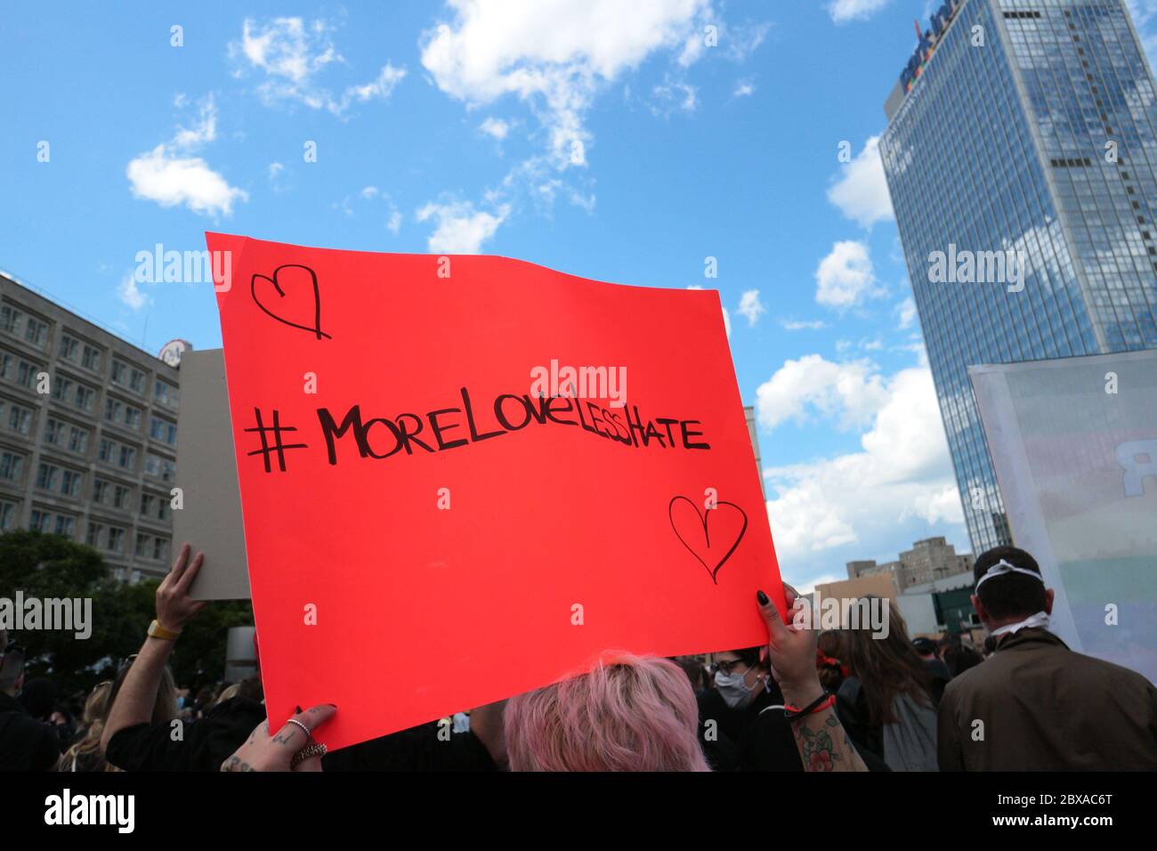 Signe « plus amour moins haine » lors d'une manifestation Black Lives Matter à la suite de la mort de George Floyd sur Alexanderplatz Berlin, Allemagne. Banque D'Images