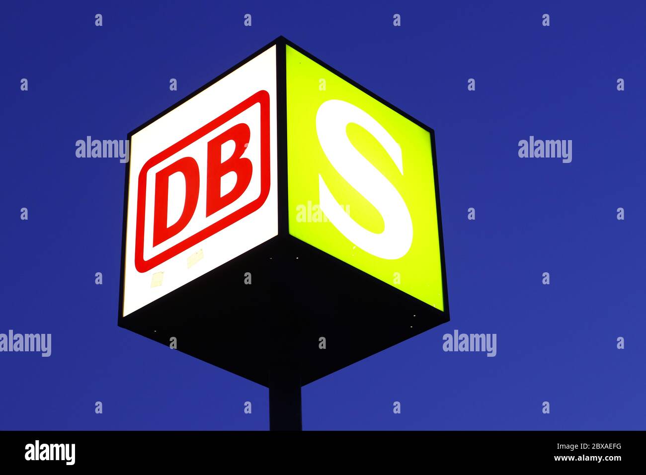 Berlin, Allemagne - 26 avril 2020 : panneau Deutsche Bahn et S-Bahn Banque D'Images
