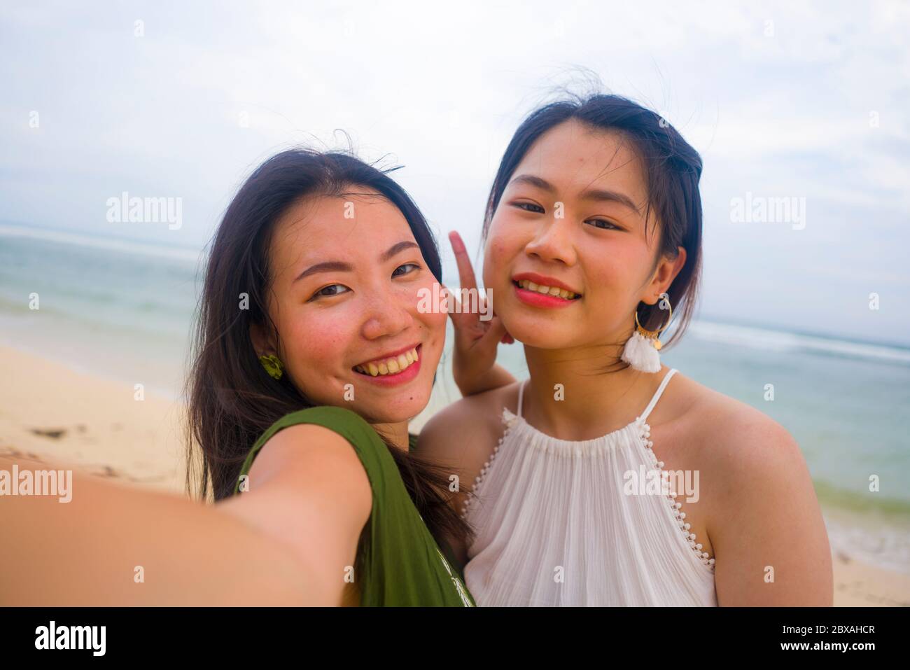 Jeune beau et heureux couple de femmes asiatiques coréennes attrayantes à  la plage appréciant les vacances ayant plaisir prendre selfie avec le  téléphone mobile i Photo Stock - Alamy