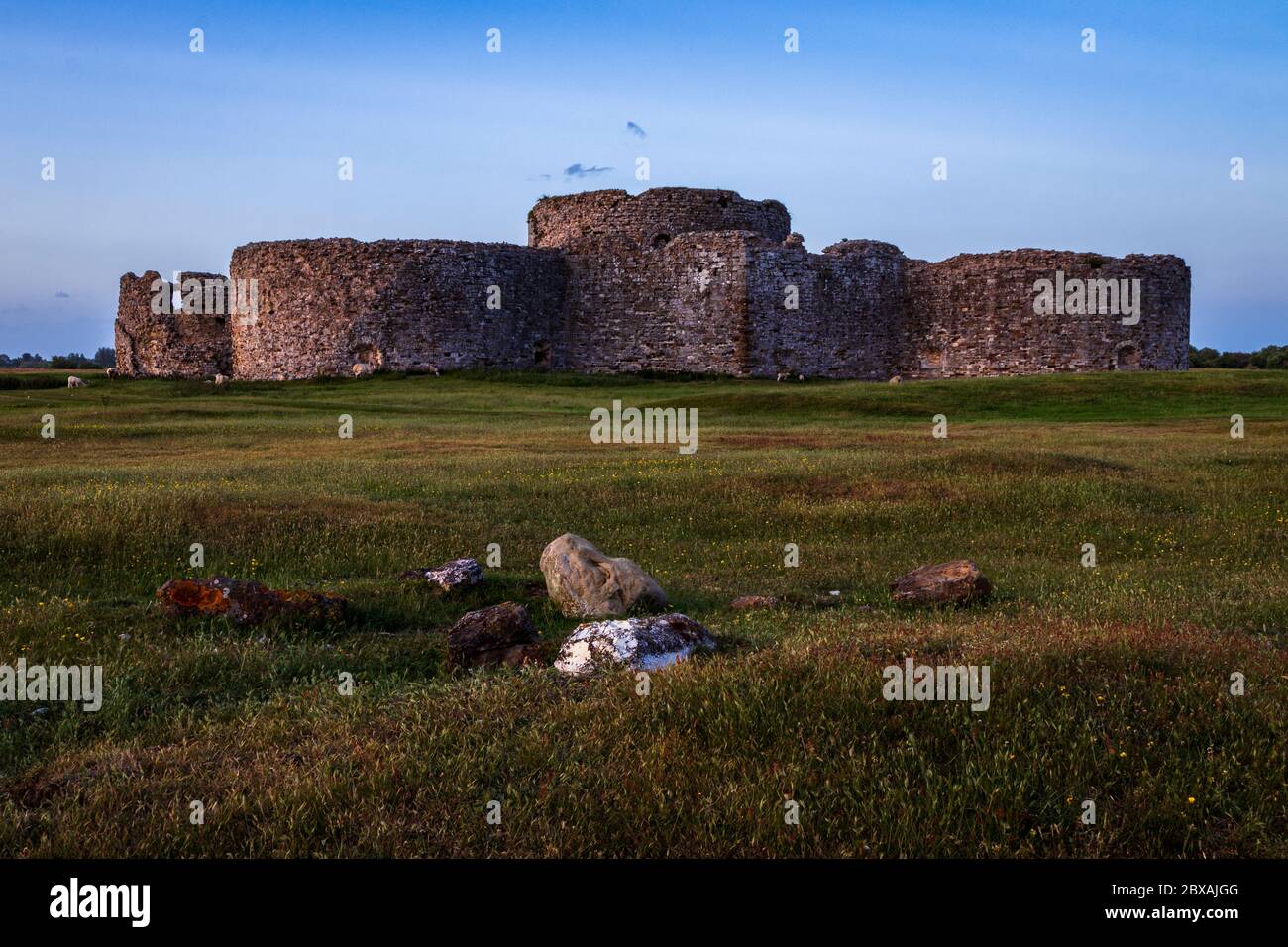 Coucher de soleil sur les ruines du château de Camber près de Rye dans l'est du Sussex, au sud-est de l'Angleterre Banque D'Images