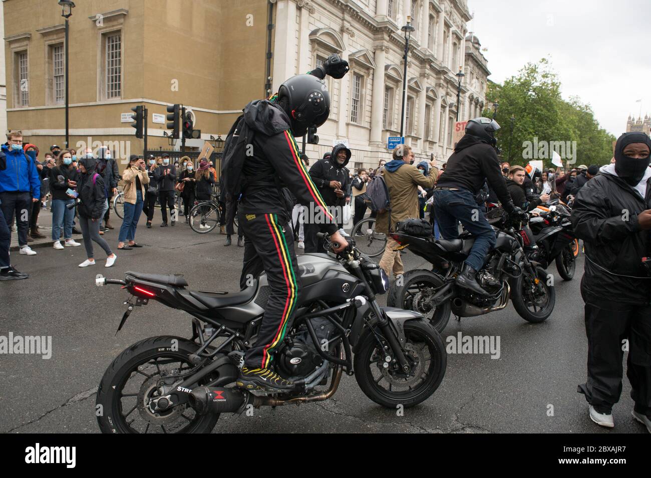 Des milliers de personnes ont ignoré les conseils du gouvernement réunis sur la place du Parlement à Londres pour protester contre la mort de George Floyd et la brutalité policière au Royaume-Uni. Banque D'Images