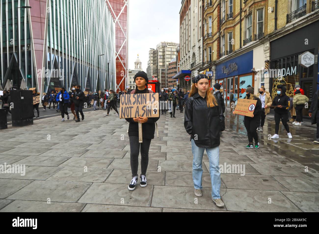 Centre de Londres, Londres, Royaume-Uni, 6 juin 2020 : des milliers de jeunes sont descendus dans les rues du centre de Londres dans une manifestation pacifique passionnée, déterminée et vocale en hommage et en solidarité avec le meurtre de George Floyd. Crédit Natasha Quarmby/ALAMY Live News Banque D'Images