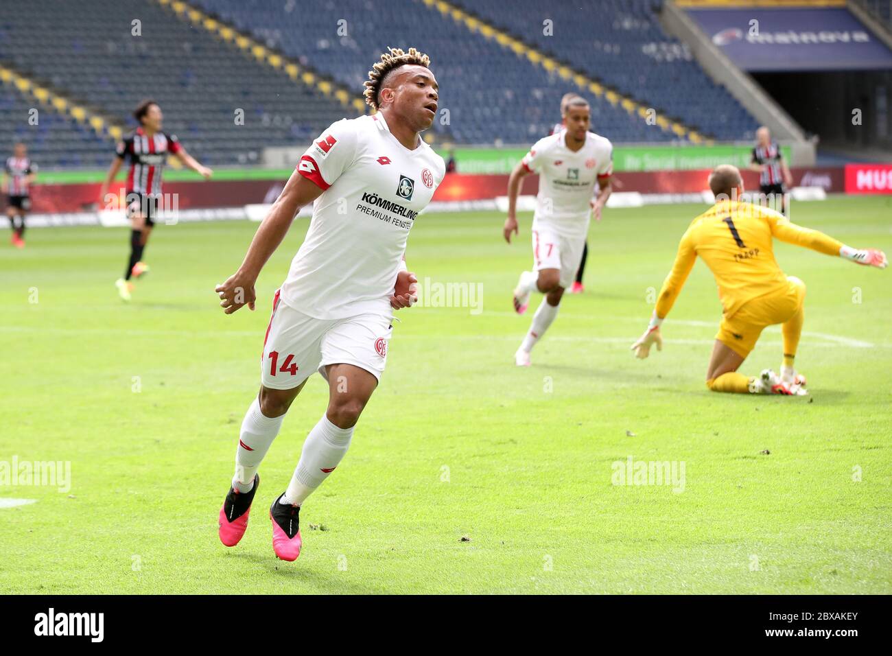 06 juin 2020, Hessen, Francfort-sur-le-main: Football: Bundesliga, Eintracht Frankfurt - FSV Mainz 05, 30ème jour de match dans la Commerzbank Arena. Pierre Kunde Malong du 1 FSV Mayence 05 célèbre son objectif pour le 0:2. Photo: Alexander Hassenstein/getty/Pool/dpa - NOTE IMPORTANTE: Conformément aux règlements de la DFL Deutsche Fußball Liga et de la DFB Deutscher Fußball-Bund, il est interdit d'exploiter ou d'exploiter dans le stade et/ou du jeu pris des photos sous forme d'images de séquence et/ou de séries de photos de type vidéo. Banque D'Images