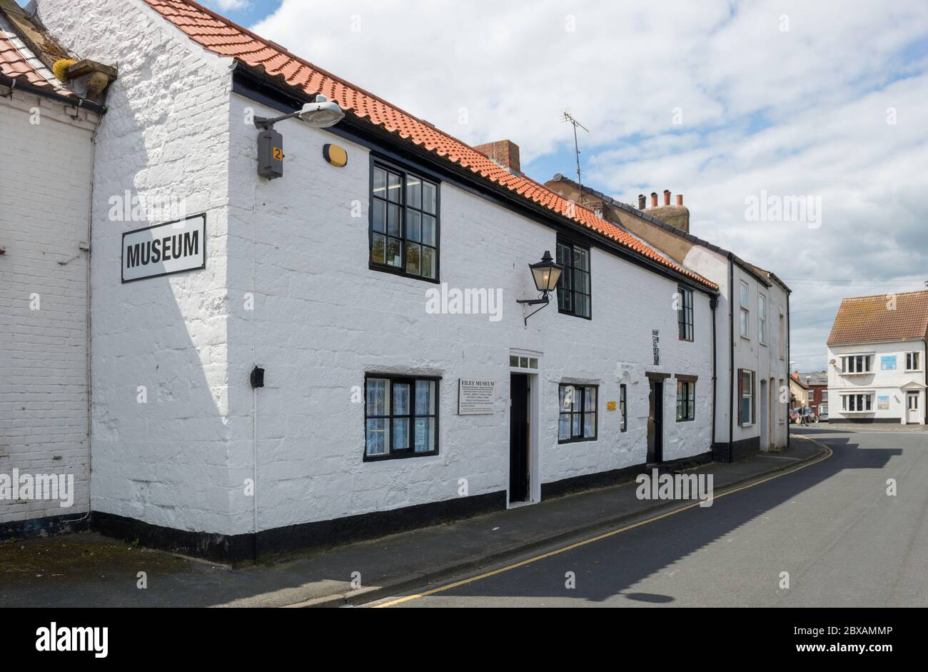 Le musée d'histoire locale de Filey, situé dans deux vieilles maisons blanchies à la chaux Banque D'Images
