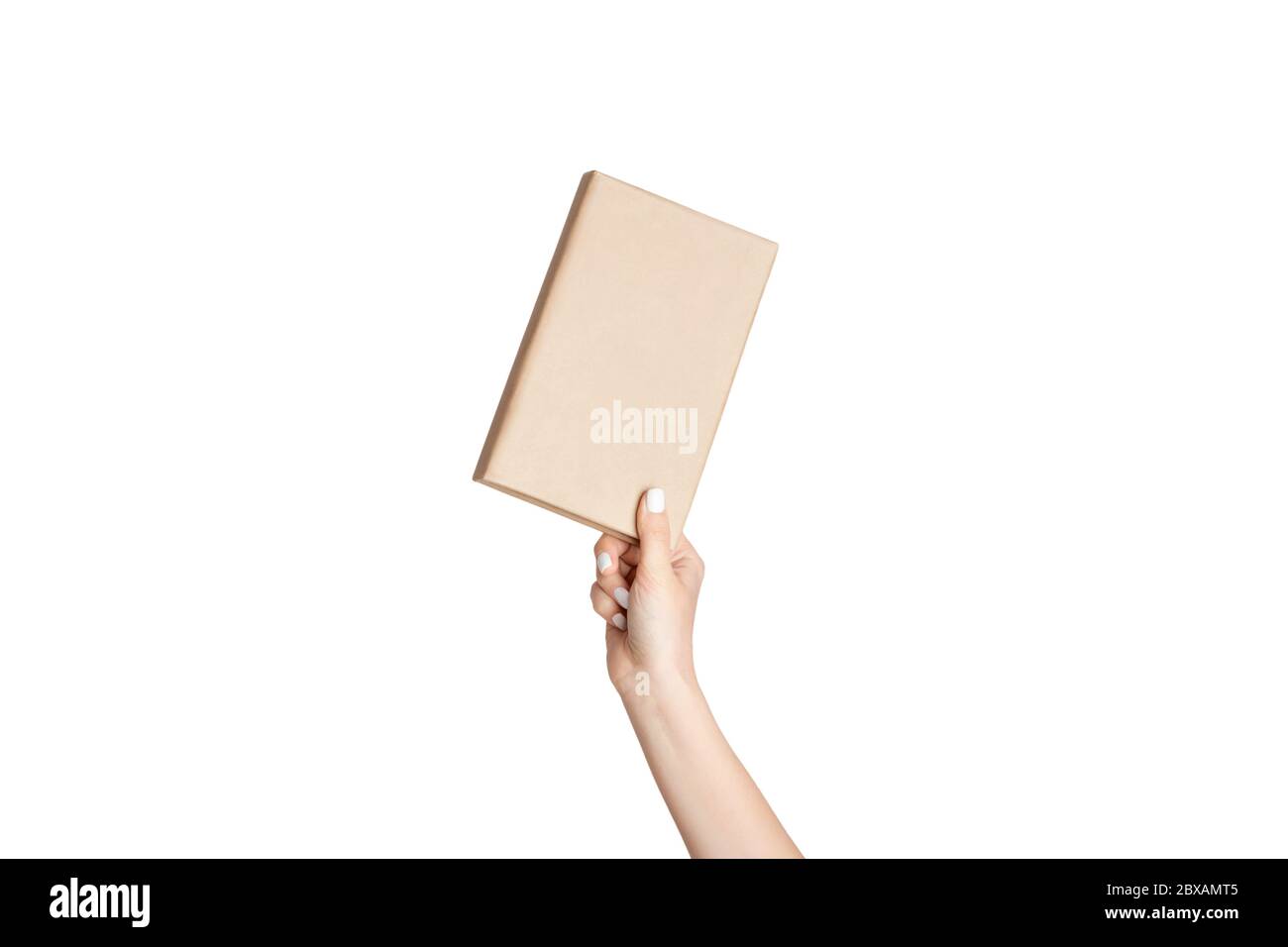 Main féminine montrant le livre papier couverture sur fond blanc, gros plan Banque D'Images