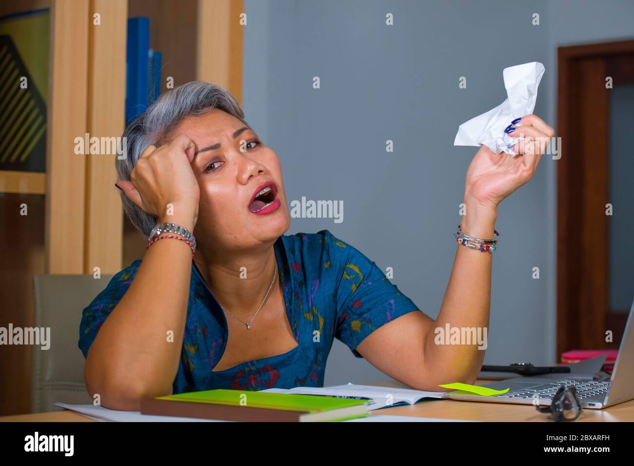 portrait de style de vie de bureau de dépression et surtravaillé d'âge moyen attrayante femme asiatique travaillant en stress sur ordinateur portable bureau se sentant bouleversé et o Banque D'Images