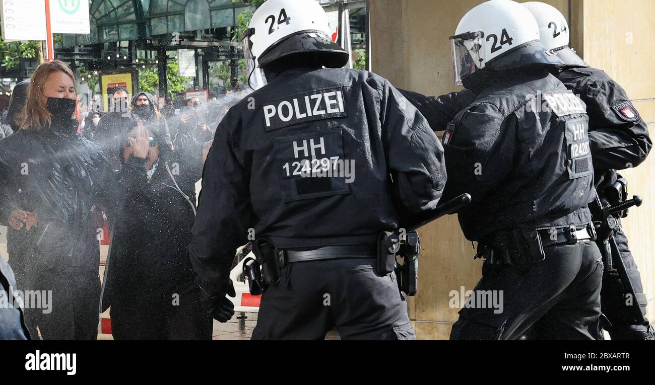 Hambourg, Allemagne. 06e juin 2020. Les forces de police vaporisent des stimulants pour ramener les participants dans une démonstration dissoute. Après un rassemblement pacifique contre le racisme dans le centre-ville de Hambourg, des affrontements ont éclaté entre un groupe de manifestants et la police. Au lieu des 500 participants annoncés, plusieurs 1000 manifestants ont participé au rassemblement, selon la police. Le déclencheur a été la mort violente de l'américain George Floyd lors d'une opération de police à Minneapolis. [RECROP] Credit: Christian Charisius/dpa/Alay Live News Banque D'Images