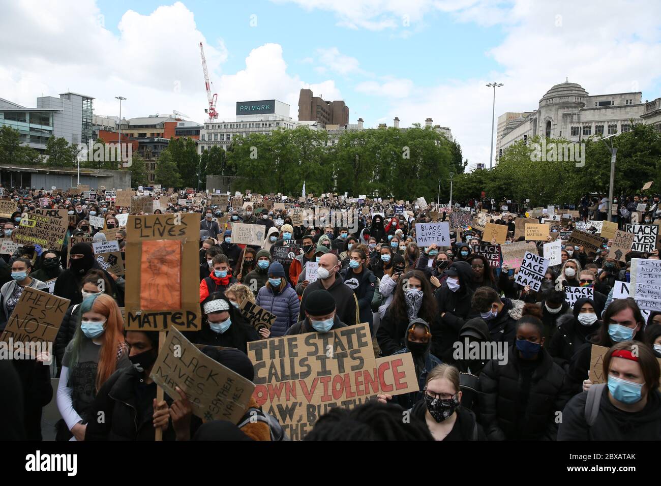 Manchester, Royaume-Uni. 6 juin 2020. Des milliers de manifestants descendent dans les rues en solidarité avec le mouvement « Black Lives Matter » après la mort de George Floyd en Amérique. Les manifestants ont défié les règles du gouvernement sur les restrictions imposées aux groupes de six personnes maximum à se réunir. La plupart des manifestants portaient des masques qui ont lieu pendant la pandémie de cavid. ROYAUME-UNI. Crédit : Barbara Cook/Alay Live News Banque D'Images