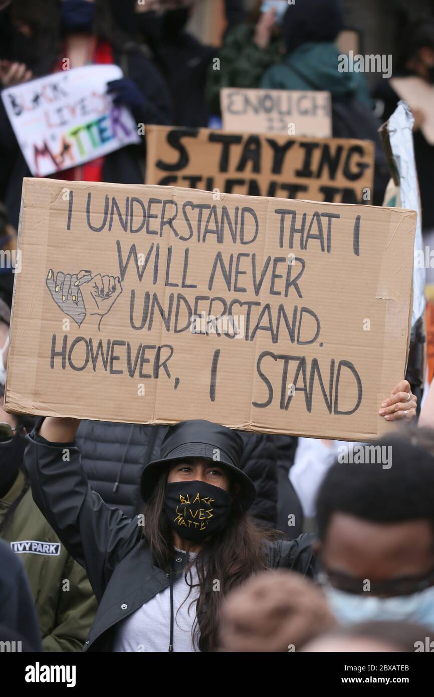 Manchester, Royaume-Uni. 6 juin 2020. Des milliers de manifestants descendent dans les rues en solidarité avec le mouvement « Black Lives Matter » après la mort de George Floyd en Amérique. Les manifestants ont défié les règles du gouvernement sur les restrictions imposées aux groupes de six personnes maximum à se réunir. La plupart des manifestants portaient des masques qui ont lieu pendant la pandémie de cavid. ROYAUME-UNI. Crédit : Barbara Cook/Alay Live News Banque D'Images