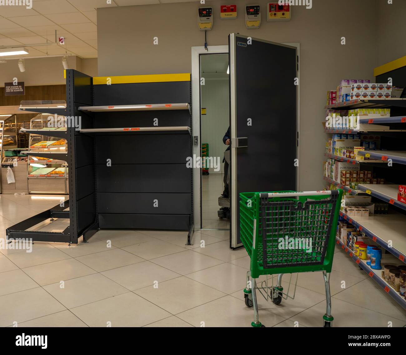 Vider les étagères en raison de l'achat panique causé par la crise du coronavirus. Pénurie de nourriture et de fournitures de base au supermarché. Malaga, Espagne - 12 mars 2020 Banque D'Images