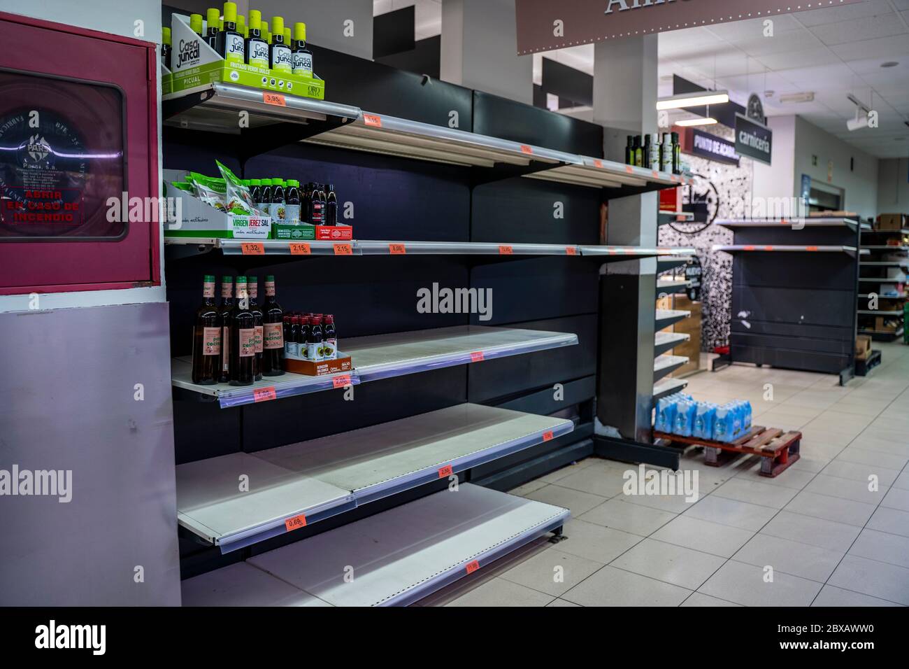 Coronavirus. Vide supermarché en raison de la panique des achats causés par la crise du COV-SRAS-2. Manque de nourriture et de fournitures de base sur les tablettes. Malaga, Espagne - Ma Banque D'Images