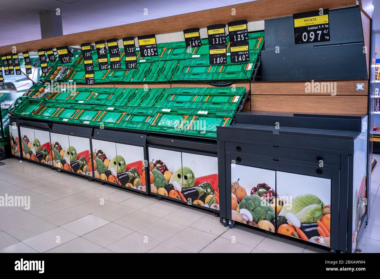 Vide des étagères en raison de l'achat panique causé par la crise du coronavirus (SRAS-COV-2). Pénurie de nourriture et de fournitures de base au supermarché. Malaga, Espagne - M Banque D'Images