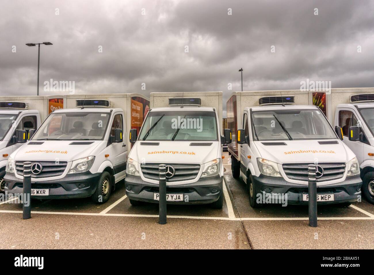 Les fourgonnettes de livraison de Sainsbury se sont alignées devant le supermarché de King's Lynn, Norfolk. Banque D'Images