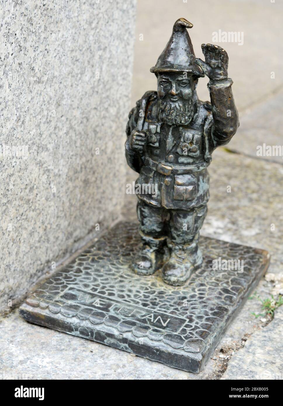 Wroclaw, Pologne 06-24-2013 petite sculpture naine vétéran dans une rue corner.jpg Banque D'Images