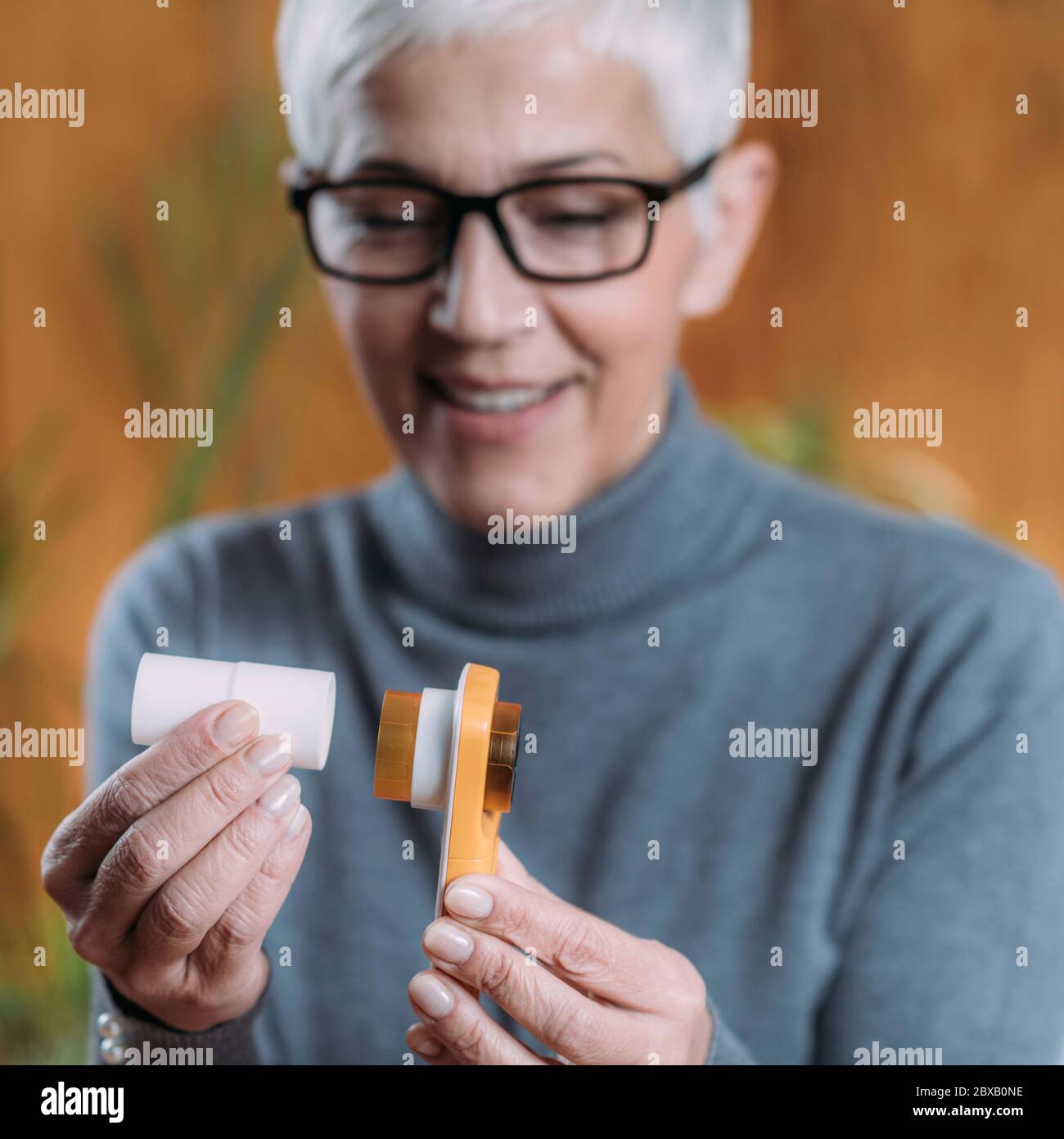 Femme mesurant la capacité pulmonaire et la force expiratoire de pointe Banque D'Images