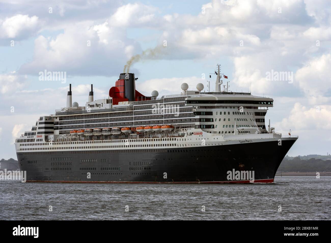 RMS Queen Mary 2 - QM2 - paquebot transatlantique quittant Southampton pour Weymouth Bay pendant la pandémie du coronavirus, Southampton, Hampshire, Royaume-Uni. Banque D'Images