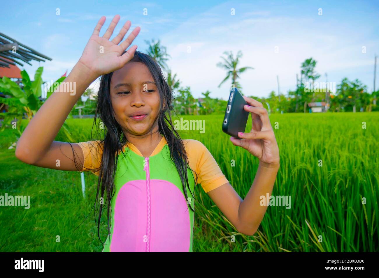 douce et heureuse belle jeune fille en plein air à riz paysage de champ de prendre selfie portrait photo avec téléphone mobile appareil photo appréciant des vacances à chil Banque D'Images