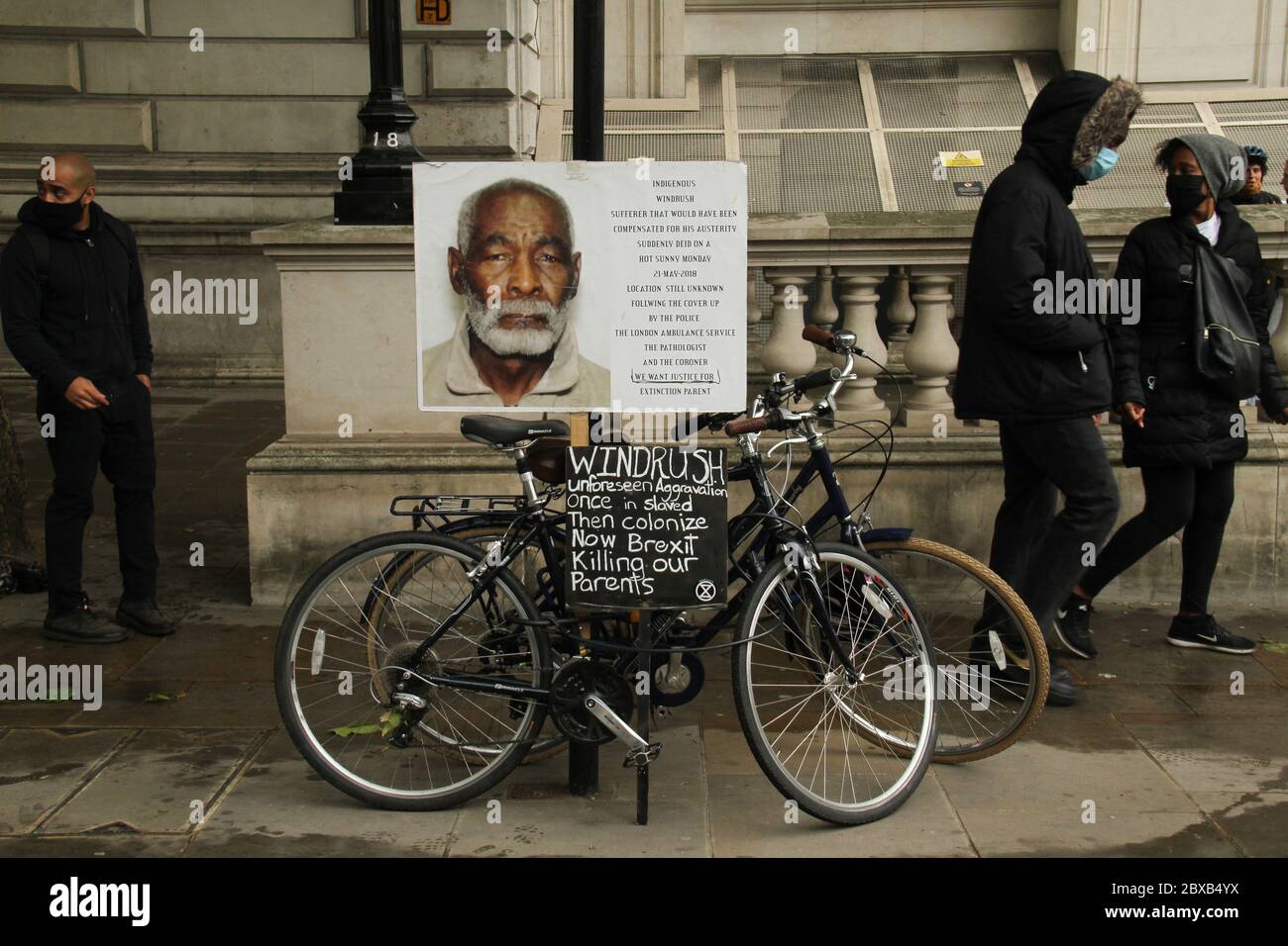 Westminster, Londres, Royaume-Uni - 6 juin 2020 : des centaines de manifestants ont convergé sur la place du Parlement pour une manifestation pacifique de Black Lives Matter, en signe de respect pour l'américain George Floyd. La majorité des manifestants avaient des EPI et des organisateurs avaient remis à tous ceux qui avaient besoin de masque et de gants. Photos: David Mbiyu Banque D'Images