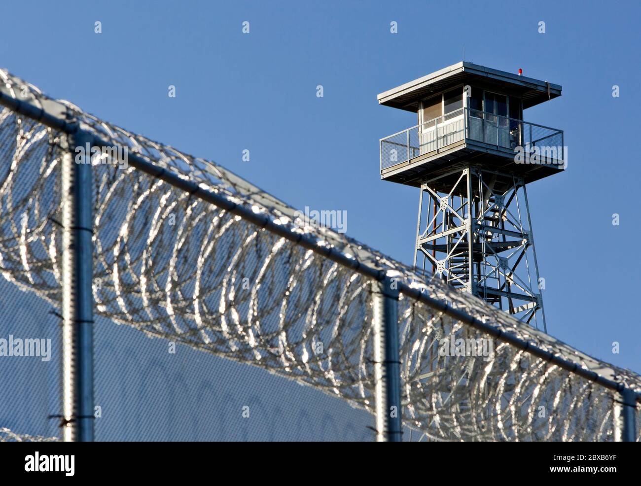 Clôture en fil de rasoir de sécurité de prison, tour de garde surplombant le complexe, Preston School of Industry. Banque D'Images