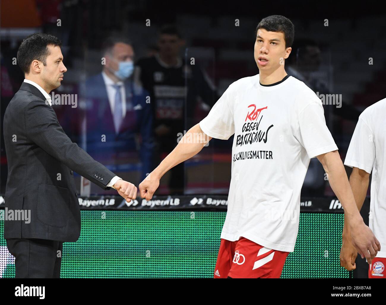 06 juin 2020, Bavière, Munich: Basket-ball: Basketball - Tournoi final Bundesliga, FC Bayern Munich - ratiopharm Ulm, tour préliminaire, Groupe A, 1er jour de match au Audi Dome. Oliver Kostic, coach du Bayern Munich, s'appuie sur Vladimir Lucic avant le match. Sur son maillot, vous pouvez voir les lettres « Rouge contre le racisme » et « # blacklivesMatter ». NOTE IMPORTANTE: Conformément aux règlements de la DFL Deutsche Fußball Liga et de la DFB Deutscher Fußball-Bund, il est interdit d'utiliser ou d'avoir utilisé dans le stade et/ou du jeu pris des photos sous forme de séquences et/ou v Banque D'Images