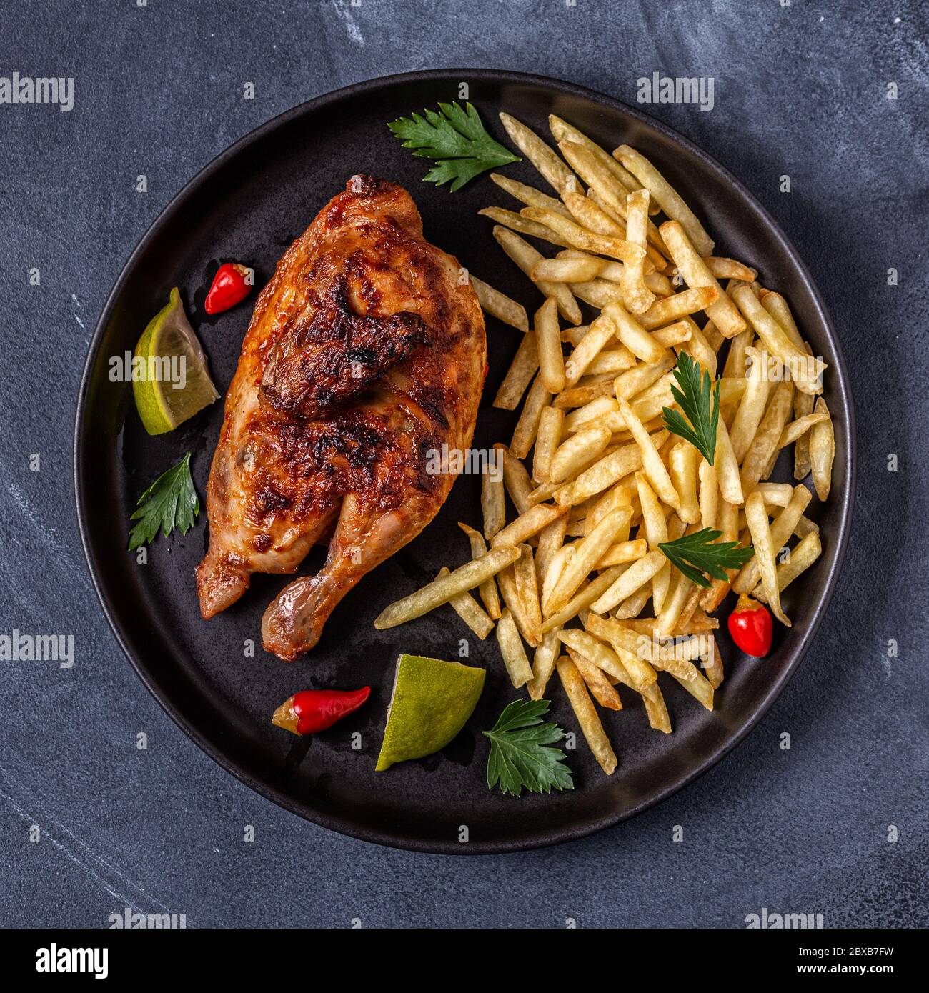 Poulet mi-rôti Piri Piri avec frites, vue de dessus Banque D'Images