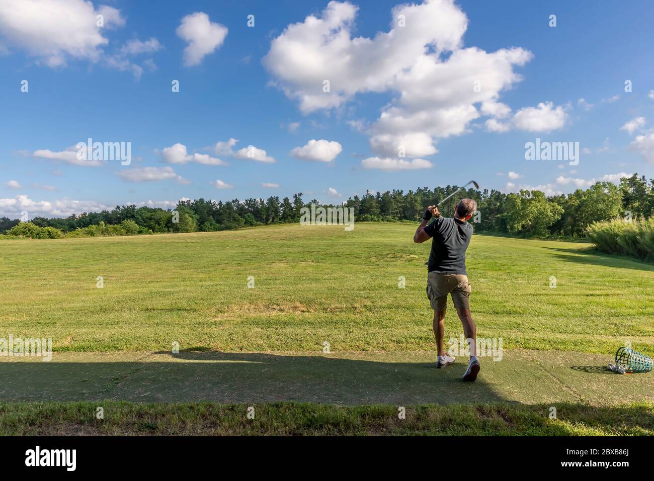 Des trains de joueurs de golf dans un practice complètement immergé dans la campagne toscane près de Pise, Italie Banque D'Images