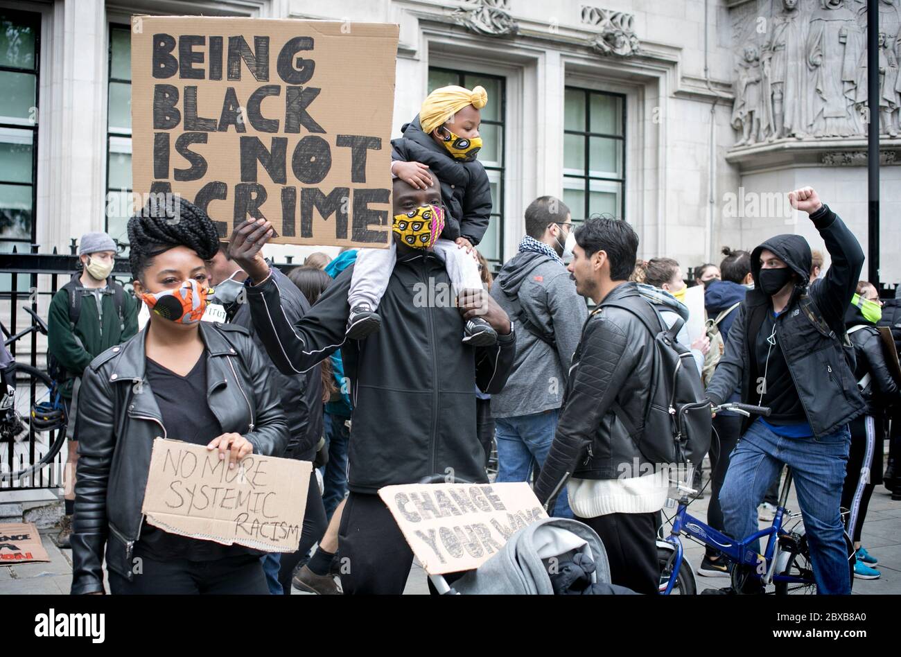 Une jeune famille pose pour une photographie sur la place du Parlement lors de la manifestation antiraciste à Londres, au Royaume-Uni. Banque D'Images