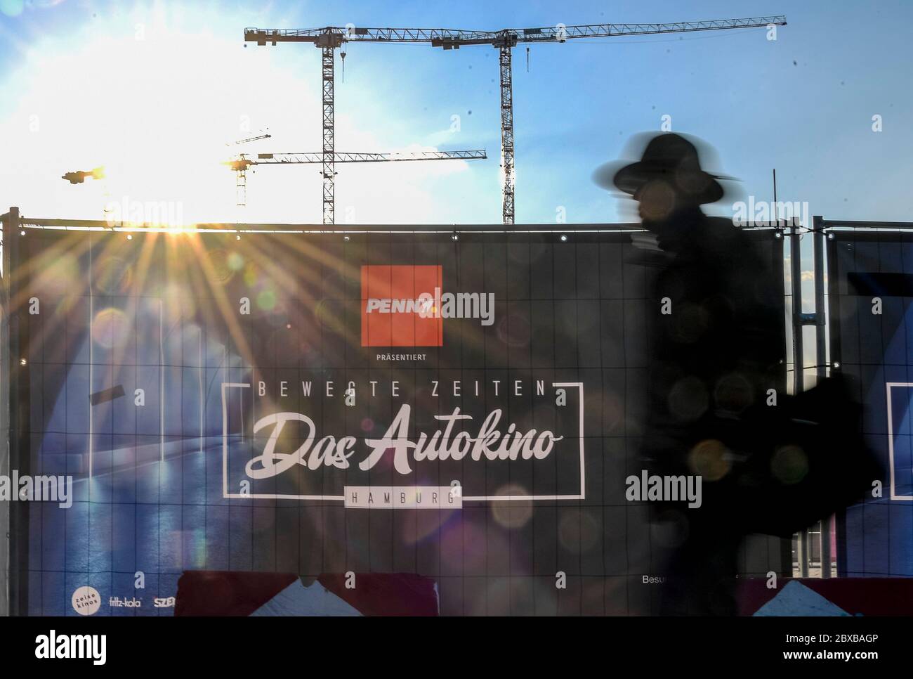 Hambourg, Allemagne. 06e juin 2020. Un homme marche devant l'entrée du cinéma drive-in le long du champ Heiligengeist. Crédit : Axel Heimken/dpa/Alay Live News Banque D'Images