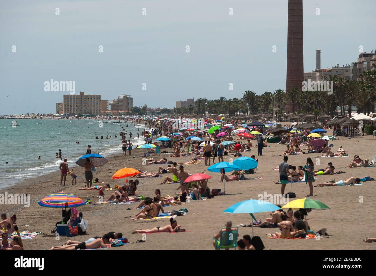 Les gens qui apprécient le temps par une journée ensoleillée à la plage de Misericordia dans le cadre de l'assouplissement des restrictions.pendant la phase 2 les plages rouvrent à nouveau aux gens et est autorisé à bronzer ou se baigner à la plage à 2 mètres de distance. Banque D'Images