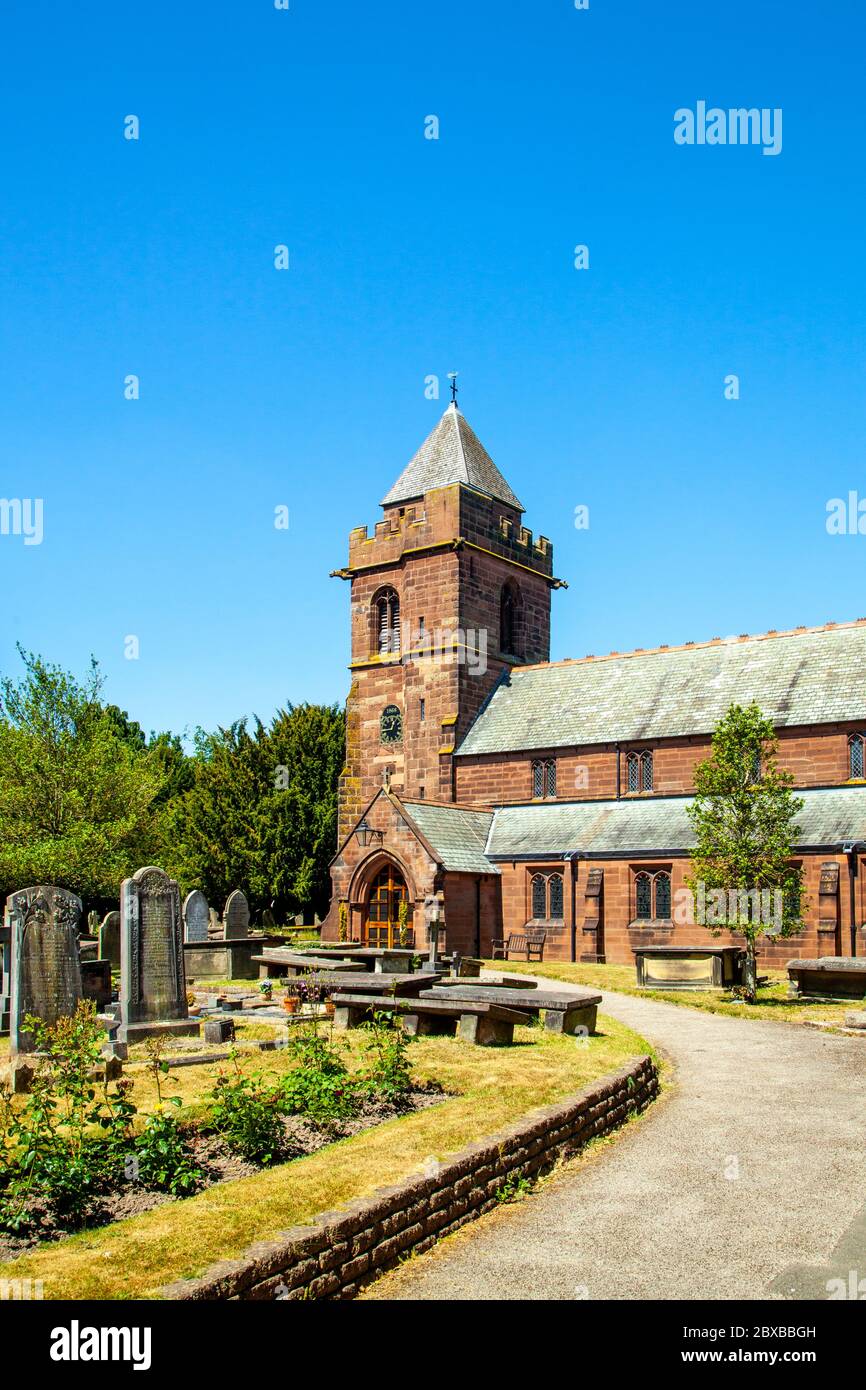 L'église et les pierres tombales de Saint-Jacques dans le village rural de Cheshire de Christleton, en Angleterre Banque D'Images