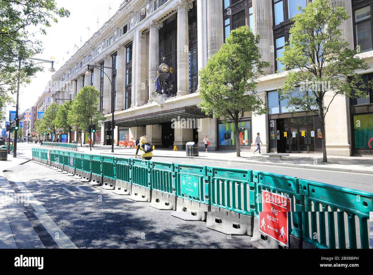 Oxford Street, de Selfridges, se préparer à accueillir les gens de retour lorsque les magasins non essentiels rouvriront le 15 juin, alors que les restrictions du coronavirus se sont assouplies, à Londres, au Royaume-Uni Banque D'Images