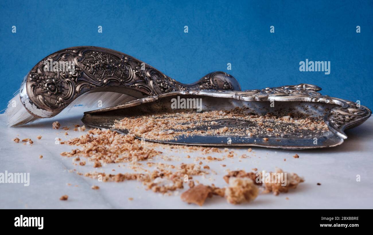 Un fouet en métal et une casserole pour nettoyer la table de miettes entre les plats. Banque D'Images