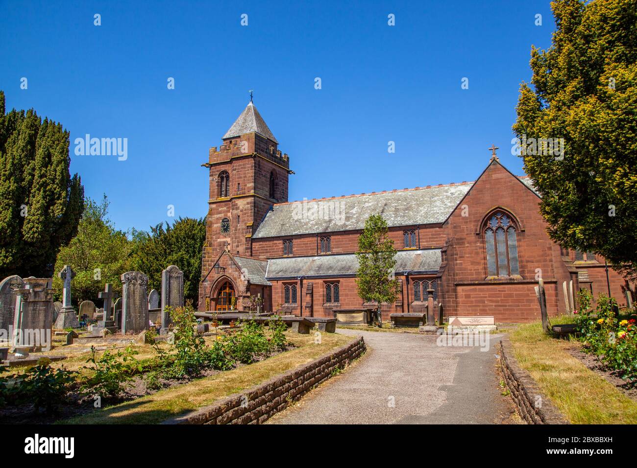 L'église et les pierres tombales de Saint-Jacques dans le village rural de Cheshire de Christleton, en Angleterre Banque D'Images