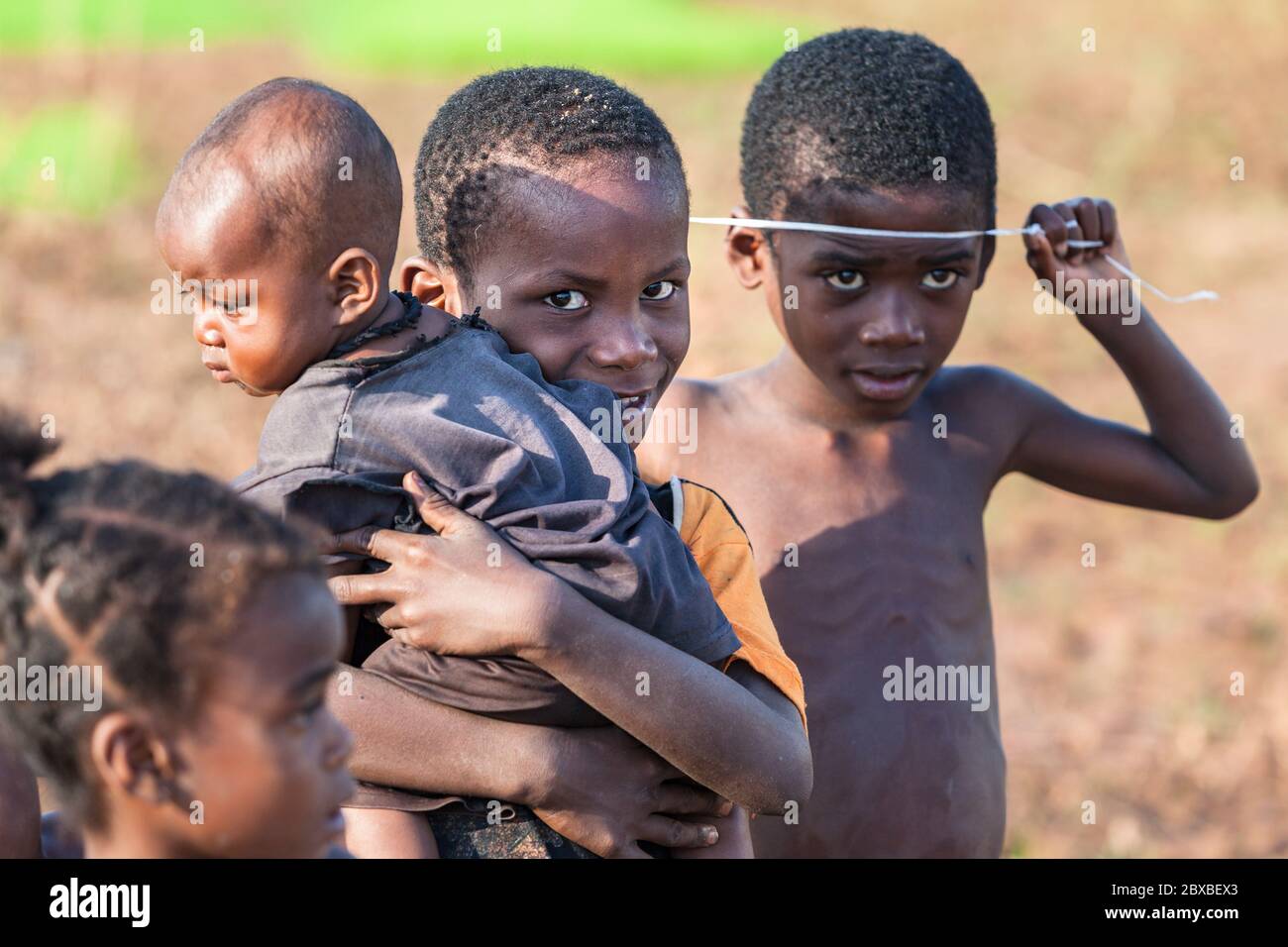 Enfants africains dans le camp de réfugiés. Zone du Sahel. Niger Banque D'Images